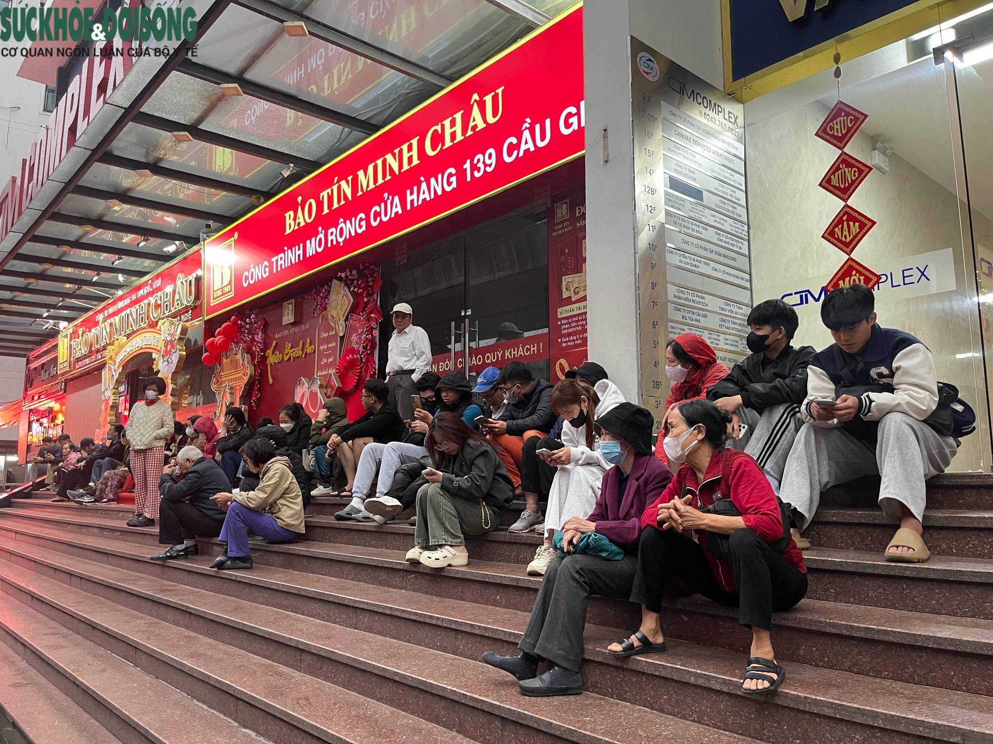 Mùng 8 Tết, sinh viên Hà Nội dậy sớm xếp hàng mua vàng