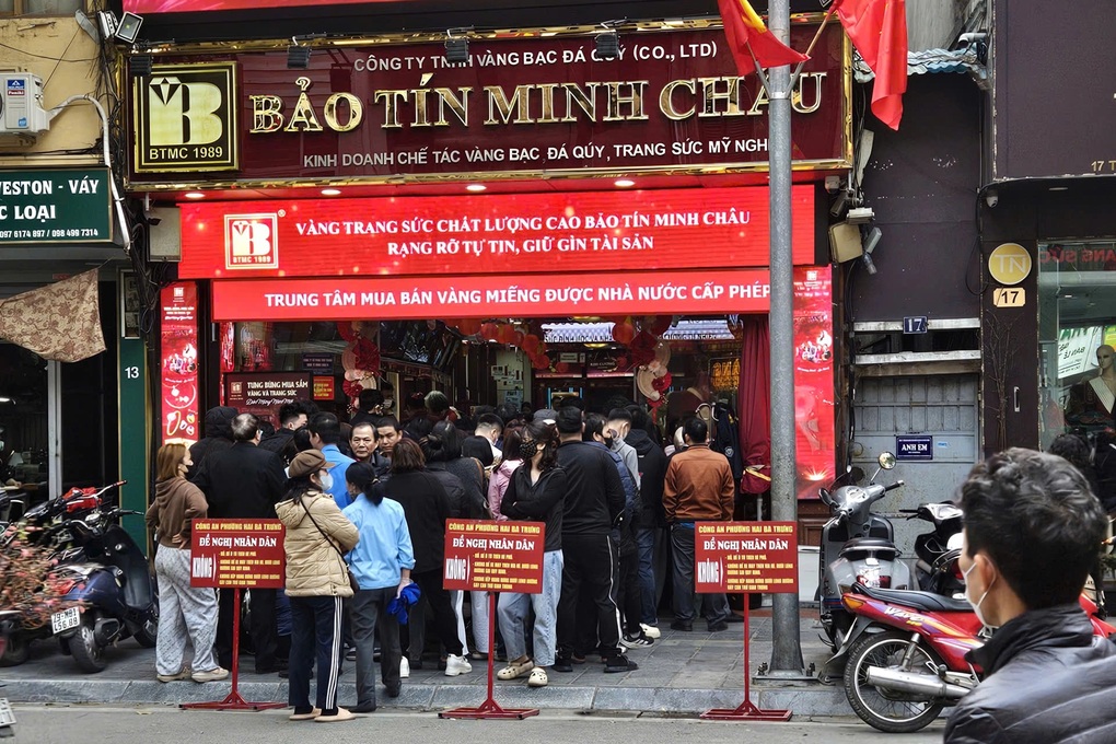 Dân đổ xô đi mua vàng những ngày sát Tết, chấp nhận cầm giấy hẹn 3 tháng