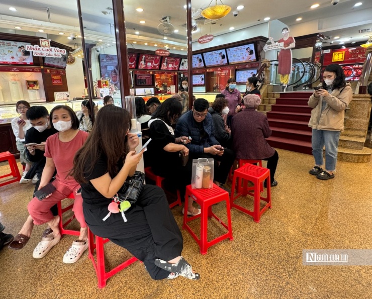 Giá vàng lập đỉnh mới, phụ huynh tranh thủ mua tích lũy cho con