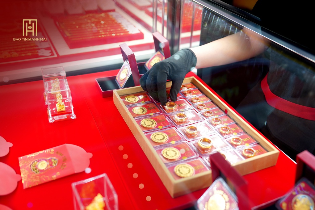 Vàng miếng SJC neo cao tại 80 triệu đồng/lượng