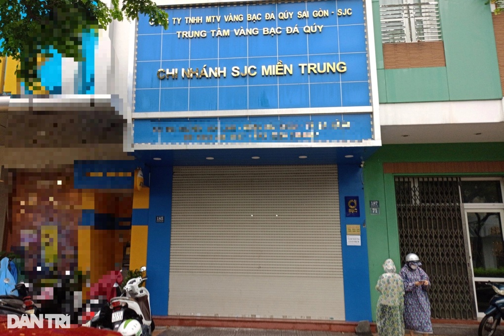 2 cửa hàng vàng SJC tại Đà Nẵng đóng cửa, dán bảng "tạm ngưng giao dịch"