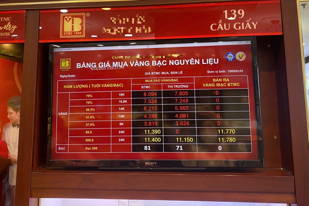 Diễn biến "lạ" ở tiệm vàng: Hết sạch vàng để bán, cửa hàng vắng hoe