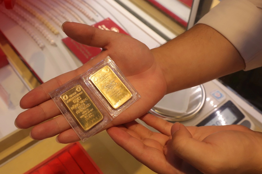 Giá vàng miếng SJC, vàng nhẫn tụt 1 triệu đồng/lượng so với đỉnh