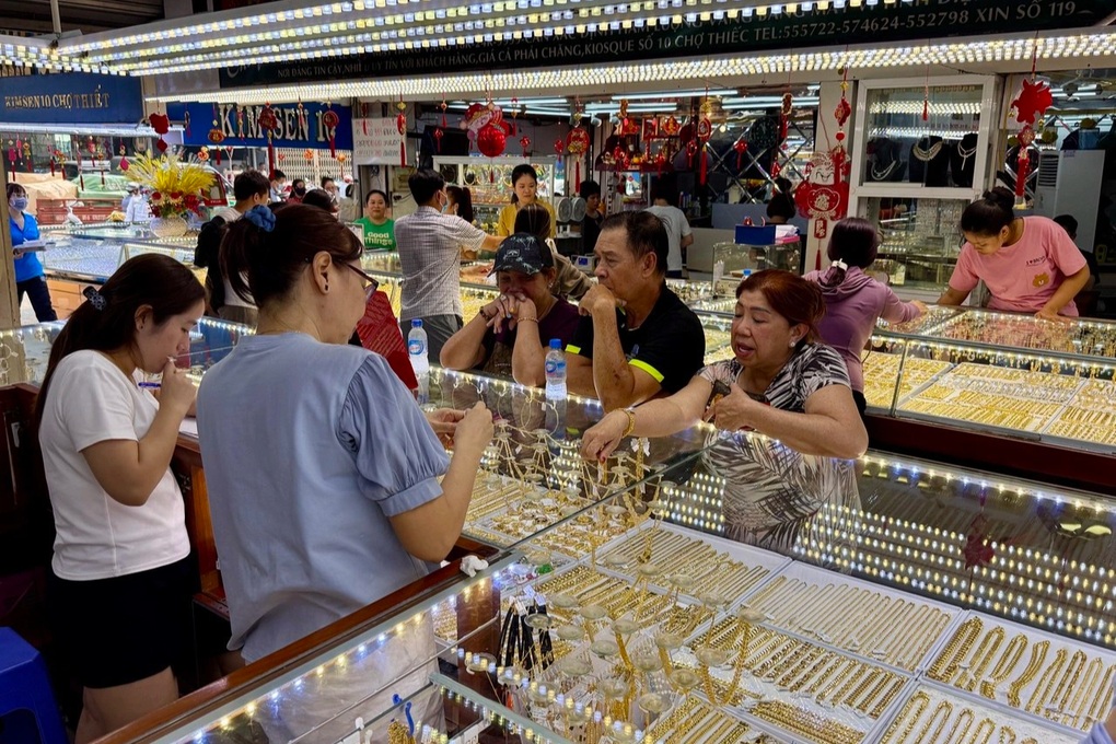 Khách đông ngày vàng nhẫn lên gần 95 triệu đồng, tiệm cho mua tối đa 2 chỉ