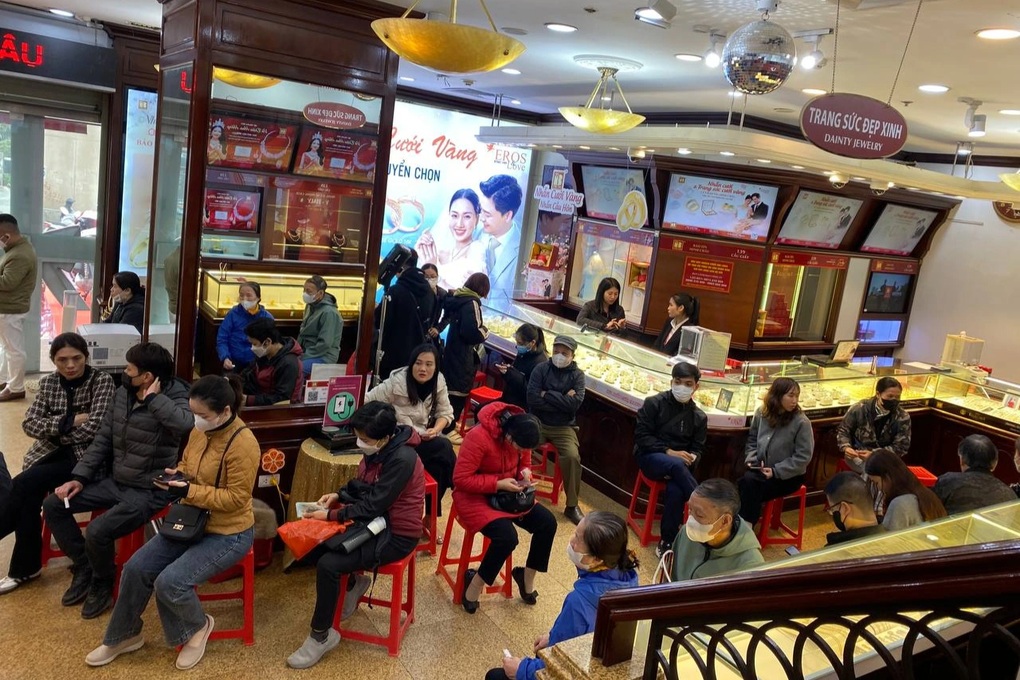 Khách than thở khi vàng vượt 98 triệu, chuyên gia đưa lời khuyên đắt giá