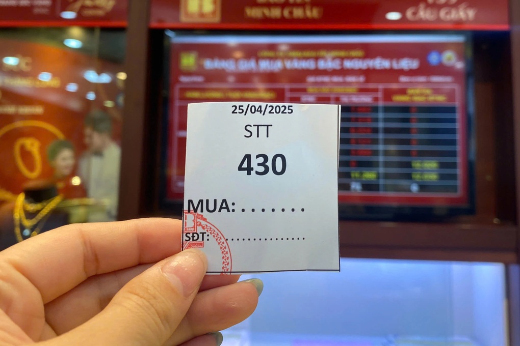 Giá vàng lên kỷ lục, hơn 400 lượt khách tới giao dịch trong một tiếng