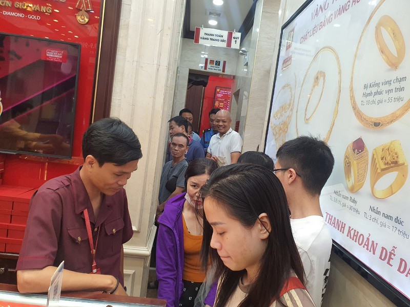 Giá vàng "giảm sốc", cửa hàng chỉ bán 30 phút, nhiều người chen chân "chớp cơ hội" mua vàng