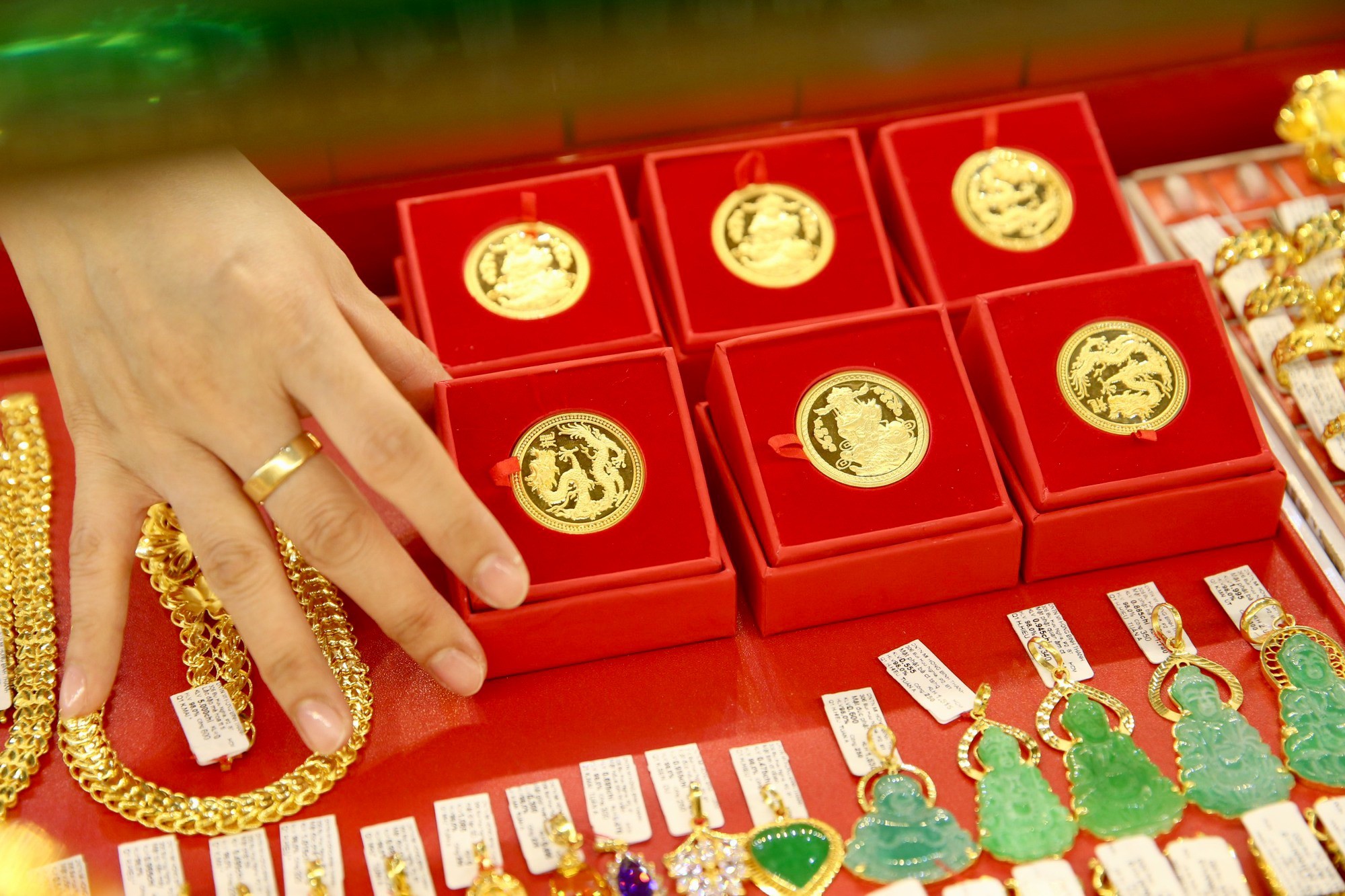 Giá vàng hôm nay 11/7: Vàng nhẫn tăng phi mã, có nơi mua vào cao hơn vàng SJC 1,17 triệu đồng/lượng