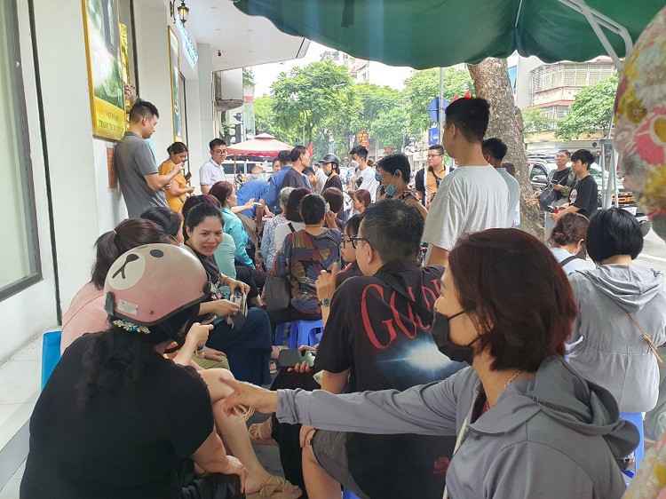 Ngày thứ hai ngân hàng bán vàng: Đi 3 điểm giao dịch không lấy được số mua vàng