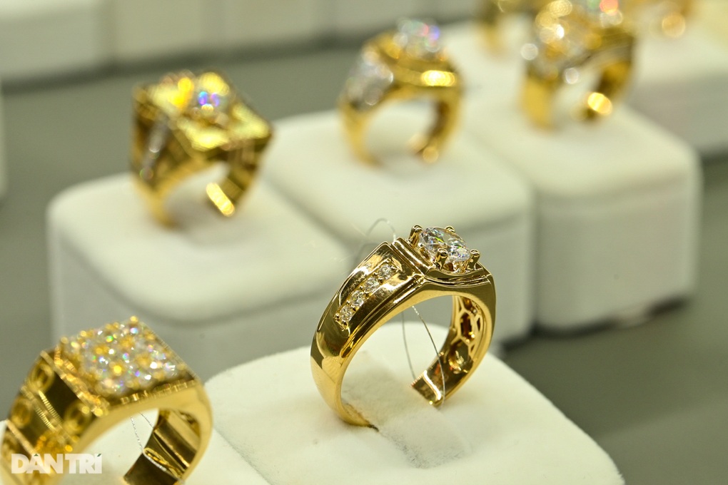 Giá vàng trong nước, thế giới rời ngưỡng quan trọng