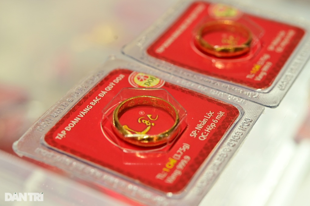 Giá vàng nhẫn trơn vượt 101 triệu đồng/lượng