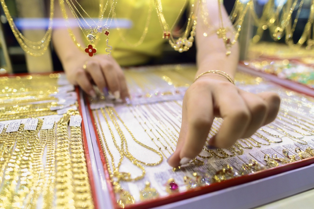 Giá vàng thế giới giảm mạnh, rời xa mức kỷ lục 3.500 USD/ounce