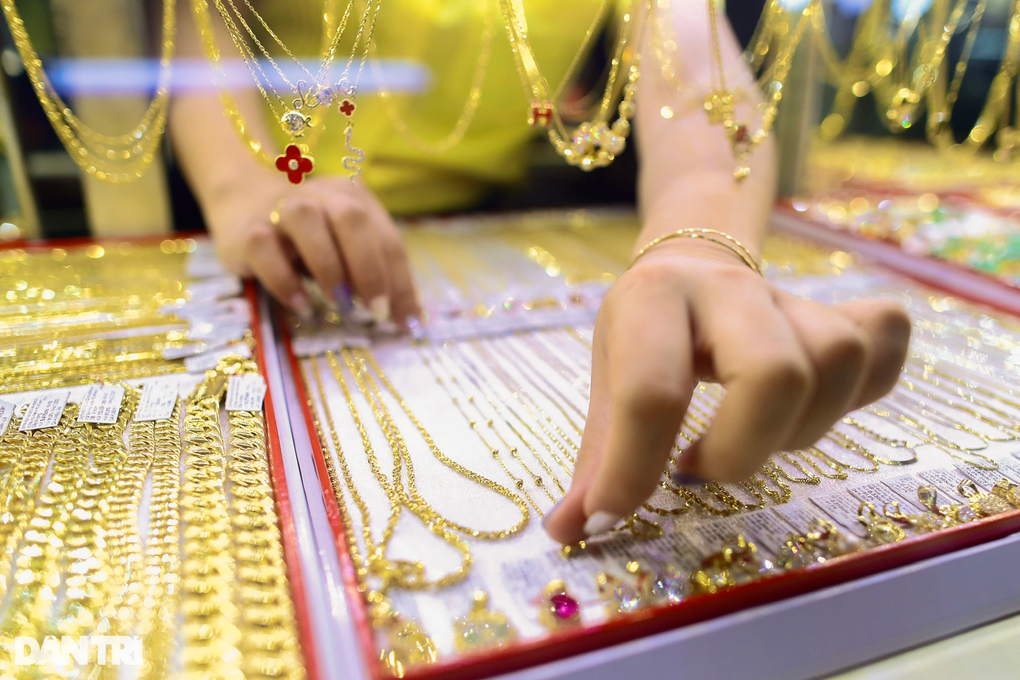 Giá vàng ngày 15/7: Vàng miếng SJC đạt 121,5 triệu đồng/lượng