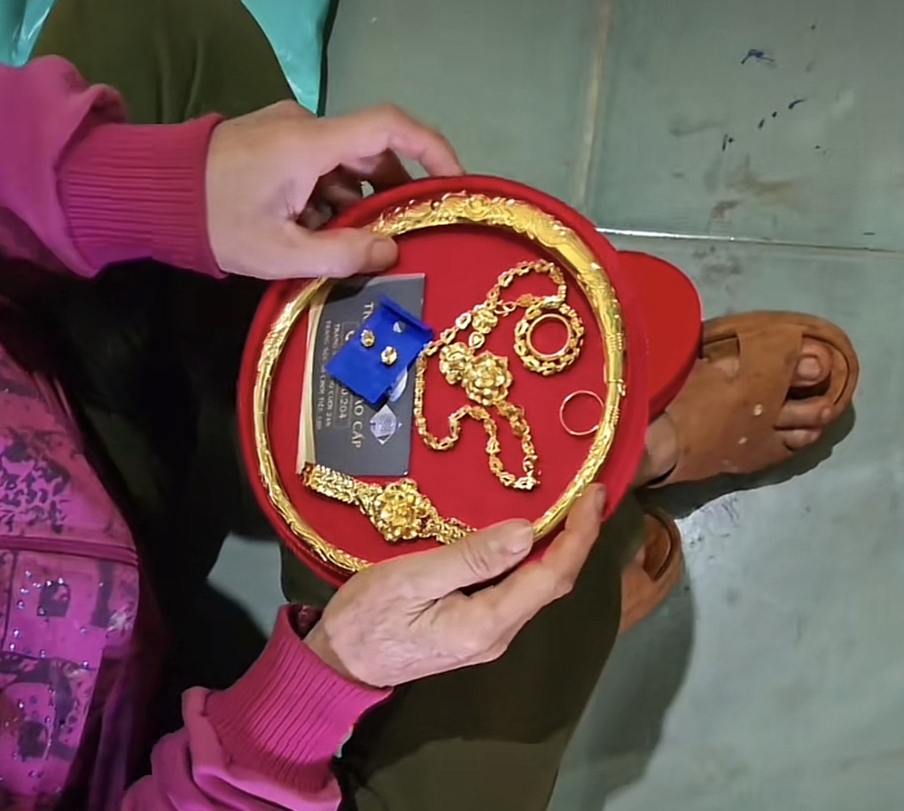 Tranh cãi clip chú rể đặt bộ trang sức vàng 1,2 triệu đồng cưới vợ