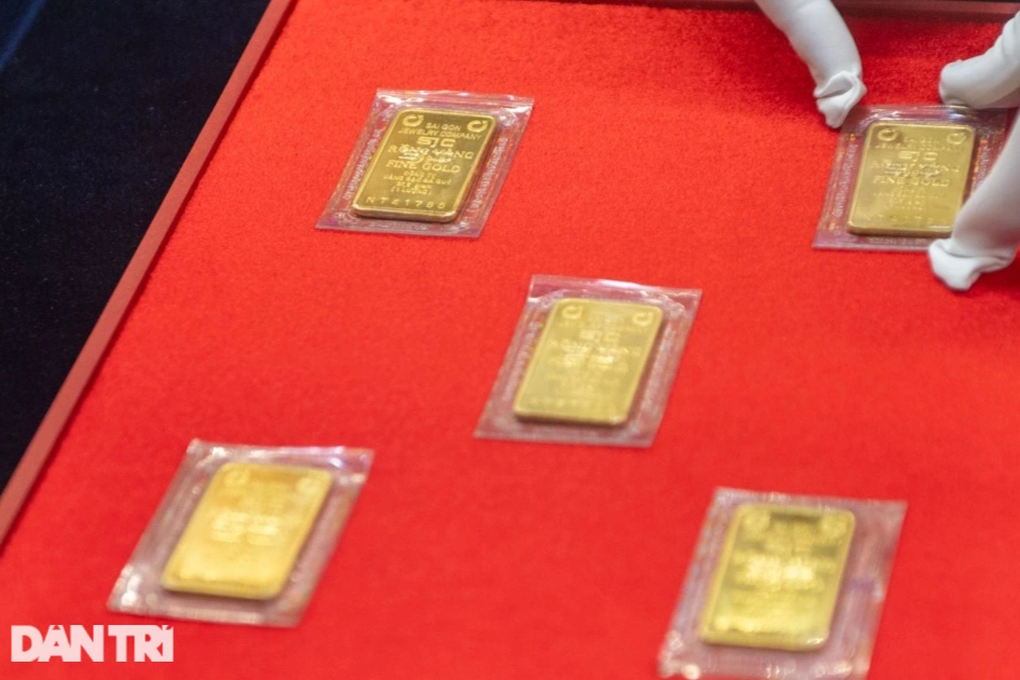 Giá vàng miếng lại vượt 121 triệu đồng/lượng