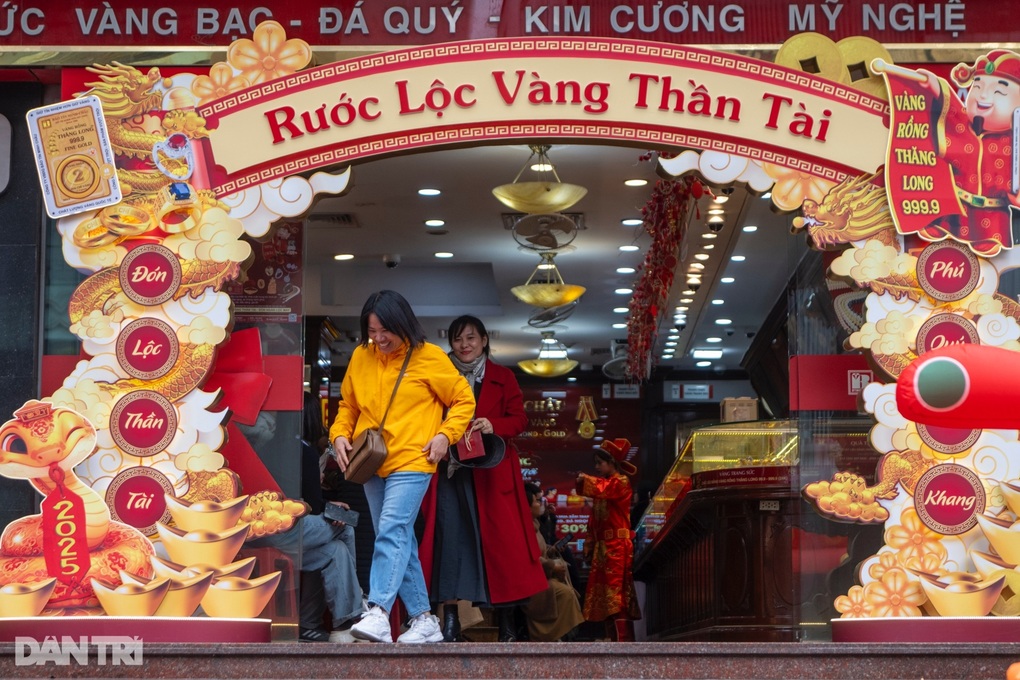 Sinh viên đội mưa xếp hàng từ 4h sáng mua bạc cầu may