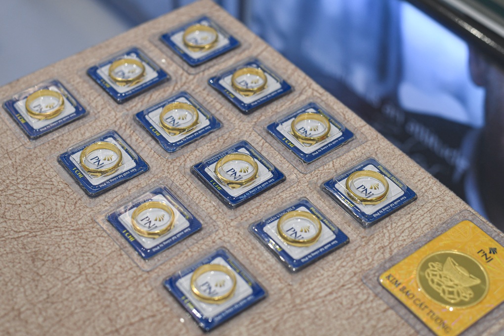 Giá vàng nhẫn vượt 83 triệu đồng/lượng, lập kỷ lục mới