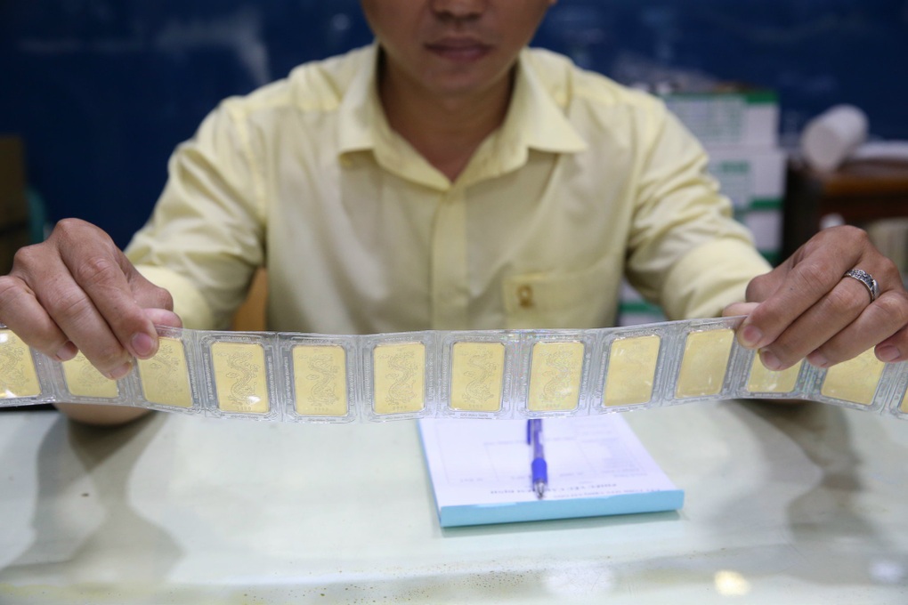 Giá vàng miếng SJC tiếp tục giảm, còn đắt hơn thế giới 7 triệu đồng
